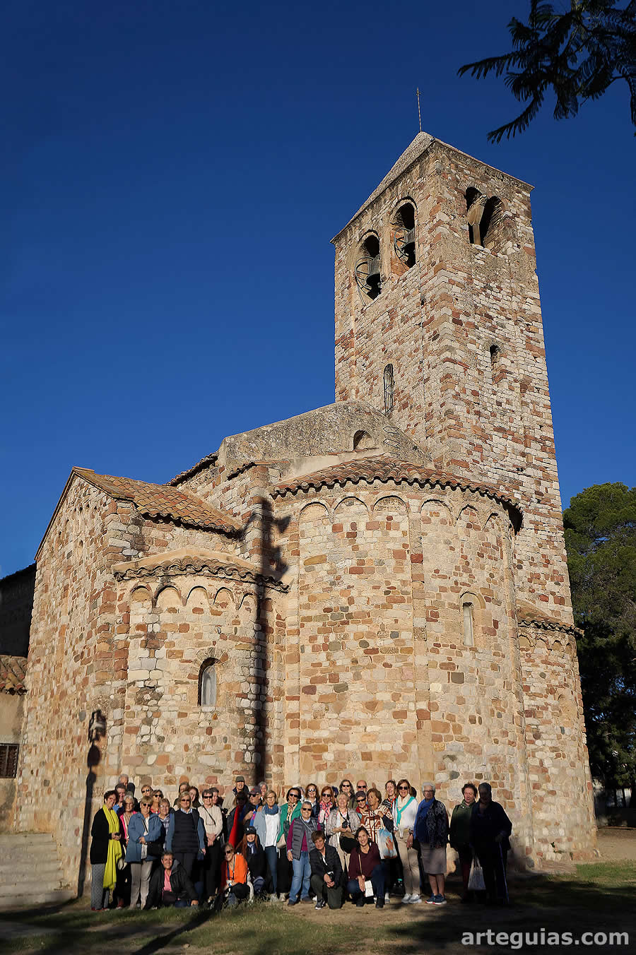 Foto de familia frente a esta iglesia