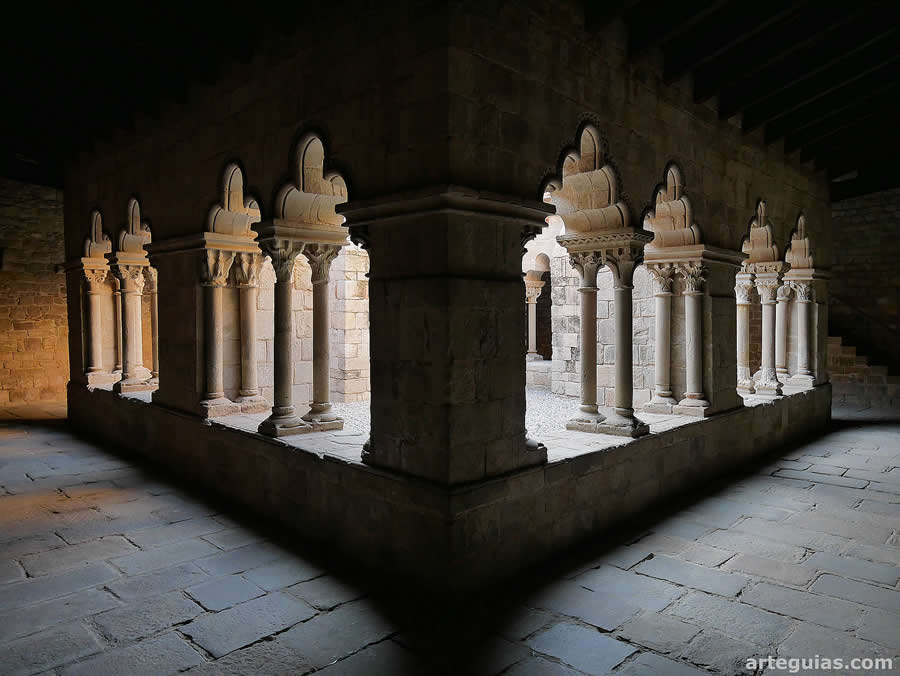 Precioso y recoleto claustro de Sant Pau del Camp