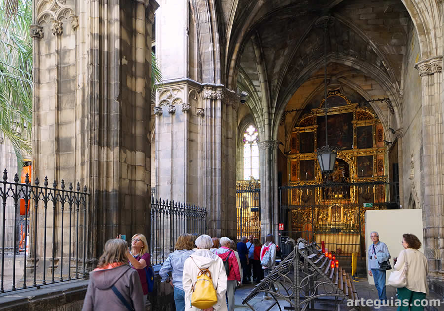 Paseo por el claustro catedralicio