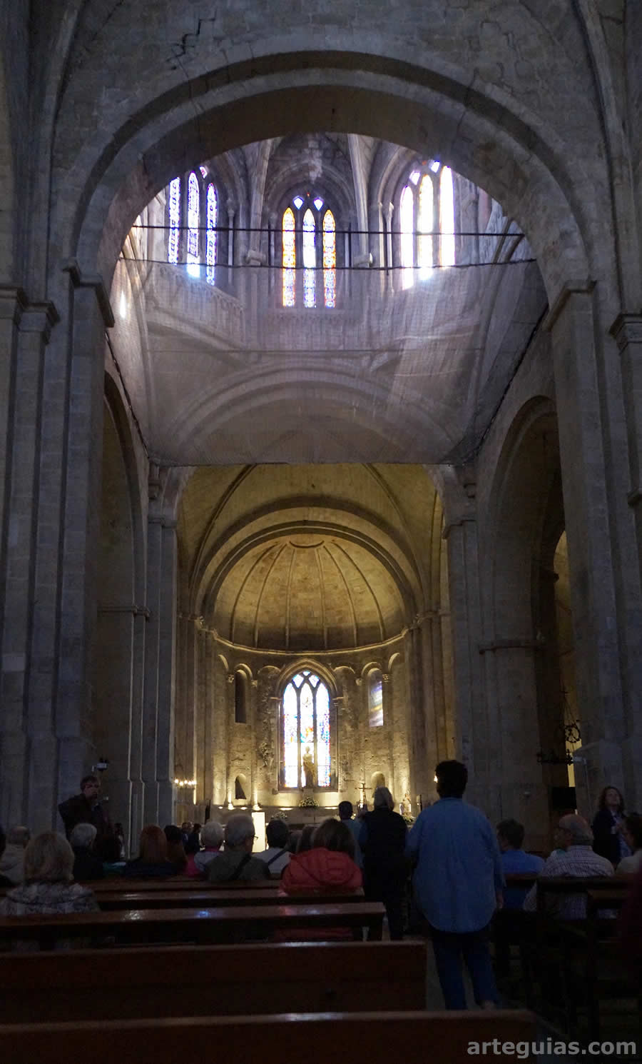 En el interior de la iglesia abacial de Sant Cugat del Vallès
