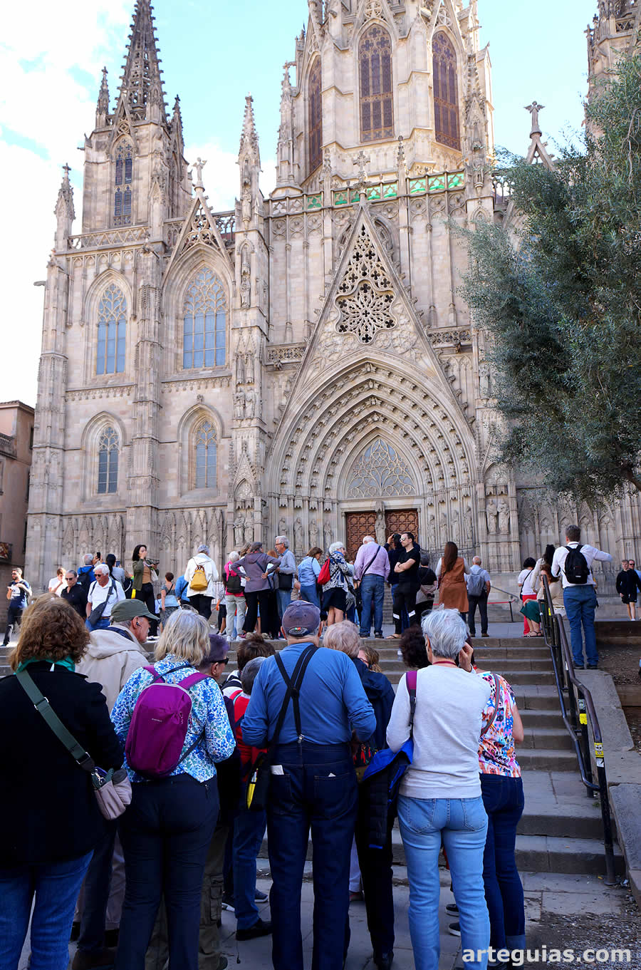 Comenzando la visita a la catedral de Barcelona