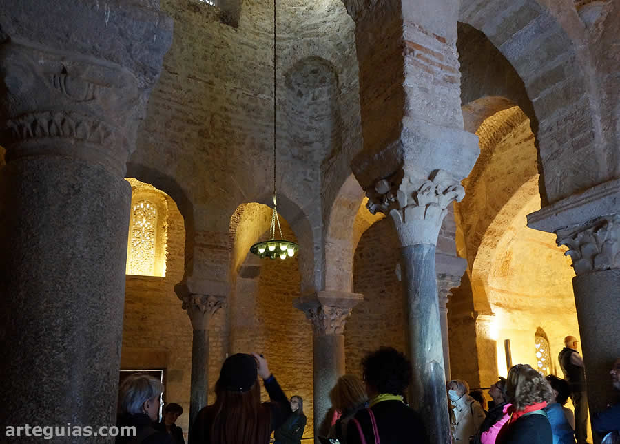 En el interior de la "mágica" iglesia de Sant Miquel