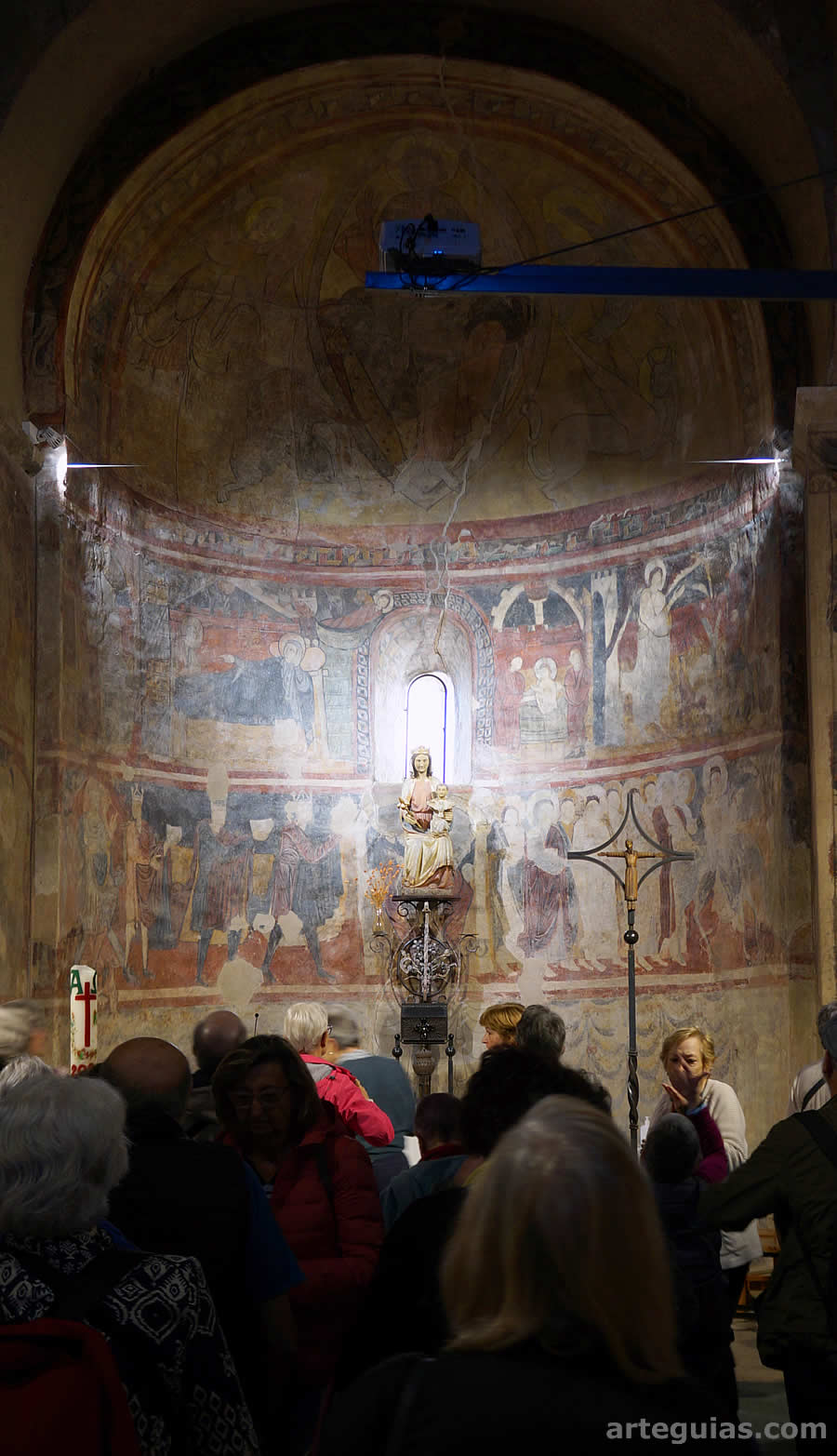 Admirando las pinturas románicas de la iglesia de Santa María de Barberà del Vallès