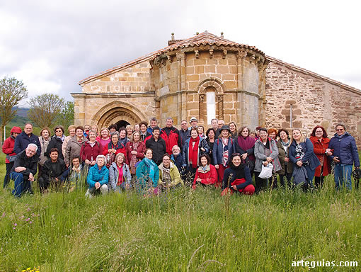 El grupo posando ante la iglesia de Villacantid