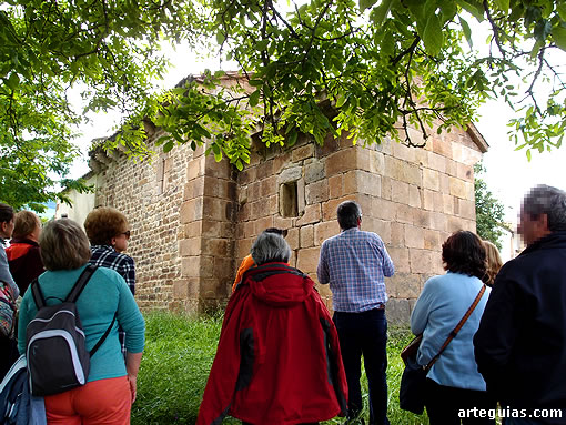 La primera visita fue para la pequeña iglesia prerrománica de Santa Leocadi de Helguera