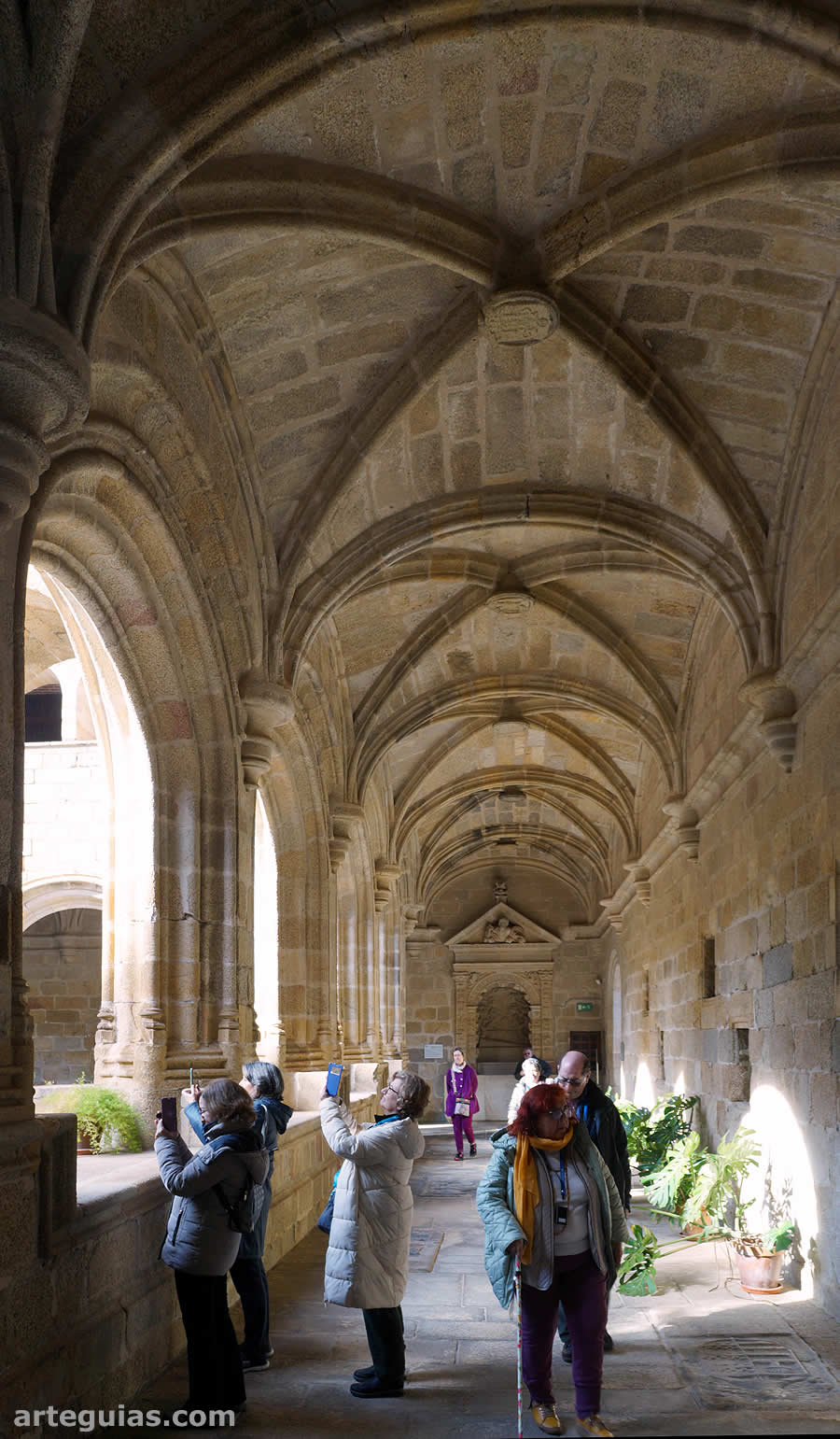 Visitando el claustro del Convento de San Benito de Alc&aacute;ntara