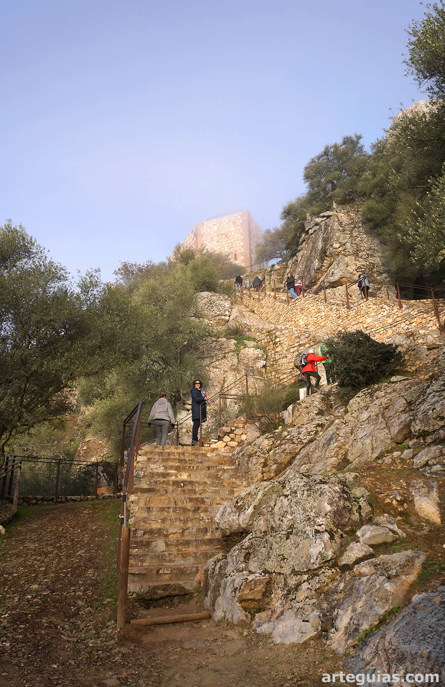 Subida entre la niebla al castillo &aacute;rabe de Monfrag&uuml;e 