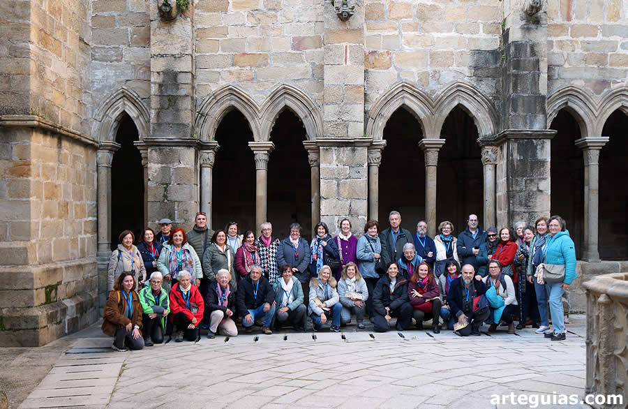 Foto de familia en el claustro de la Catedral Vieja de Plasencia