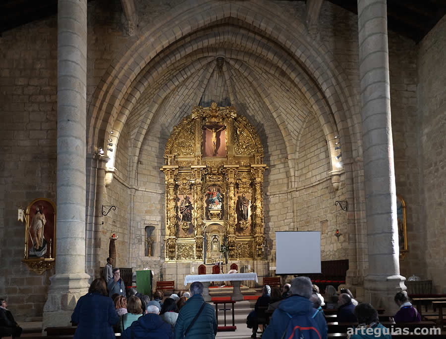 En el interior de la iglesia medieval de  Jara&iacute;z de la Vera