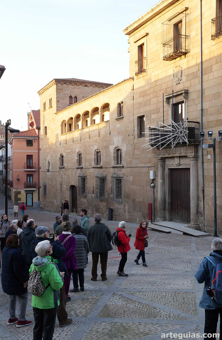 Al atardecer recorrimos numerosas calles y monumentos placentinos