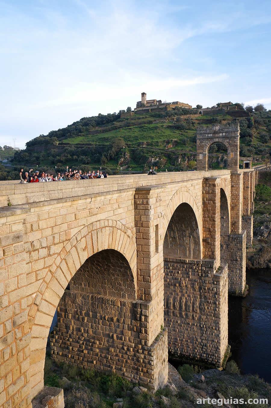 Foto de recerdo de nuestro grupo, posando en el puente romano