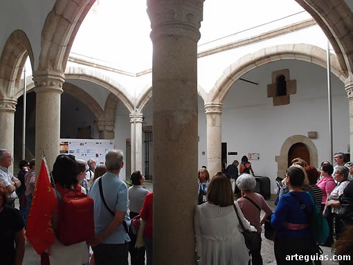 Dentro del patio del Palacio de Carvajal