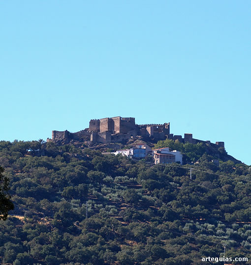 Camino de Santa Luc&iacute;a del Trampal pasamos cerca del castillo de Mont&aacute;nchez
