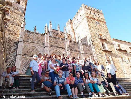 Foto de grupo posando delante de la fachada del monasterio