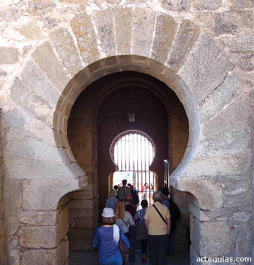 Arcos de gerradura en la entrada al castillo