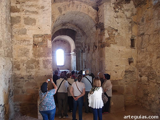 EN el interior de la iglesia visigoda