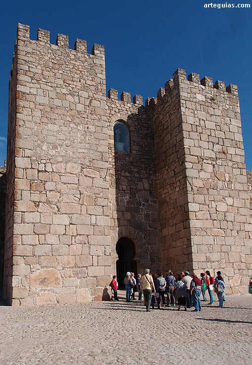 Antes de entrar en el imponente castillo de Trujillo
