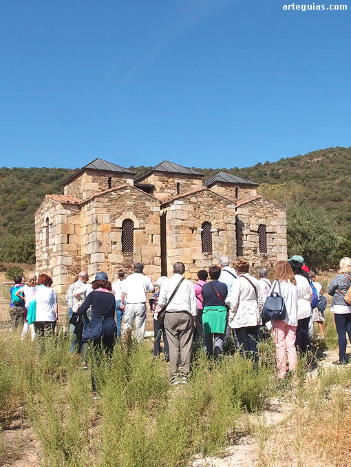 Llegada a la iglesia prerrom&aacute;nica de Santa Lucia del Trampal