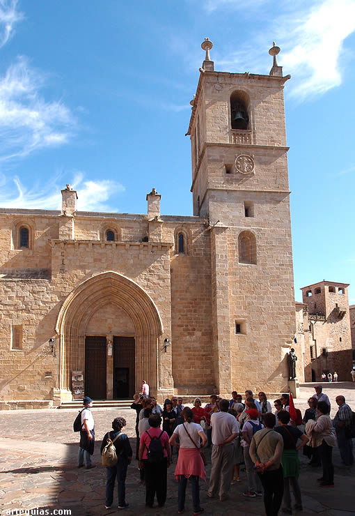 Explicaciones ante la Concatedral de C&aacute;ceres