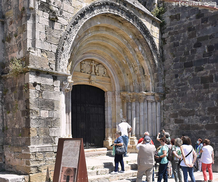 En la puerta sur de la iglesia de Santa Mar&iacute;a de los &Aacute;ngeles de San Vicente de la Barquera