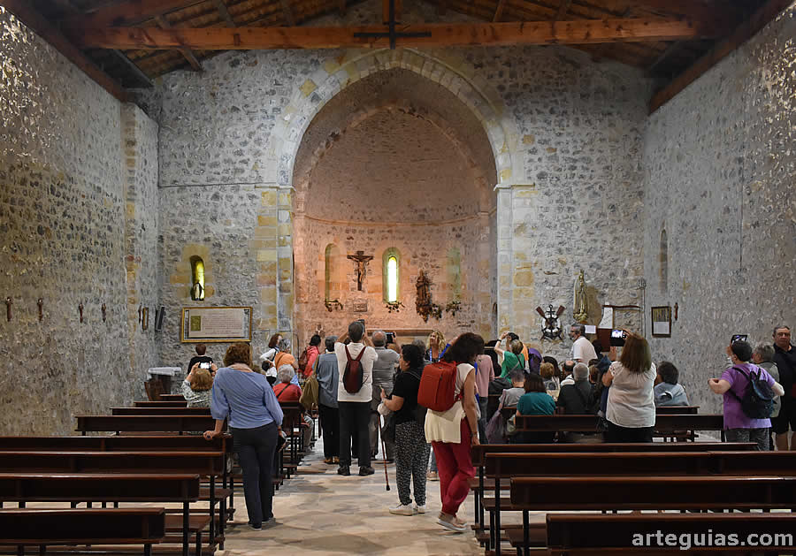 En el interior de la iglesia de San Mart&iacute;n de Laredo