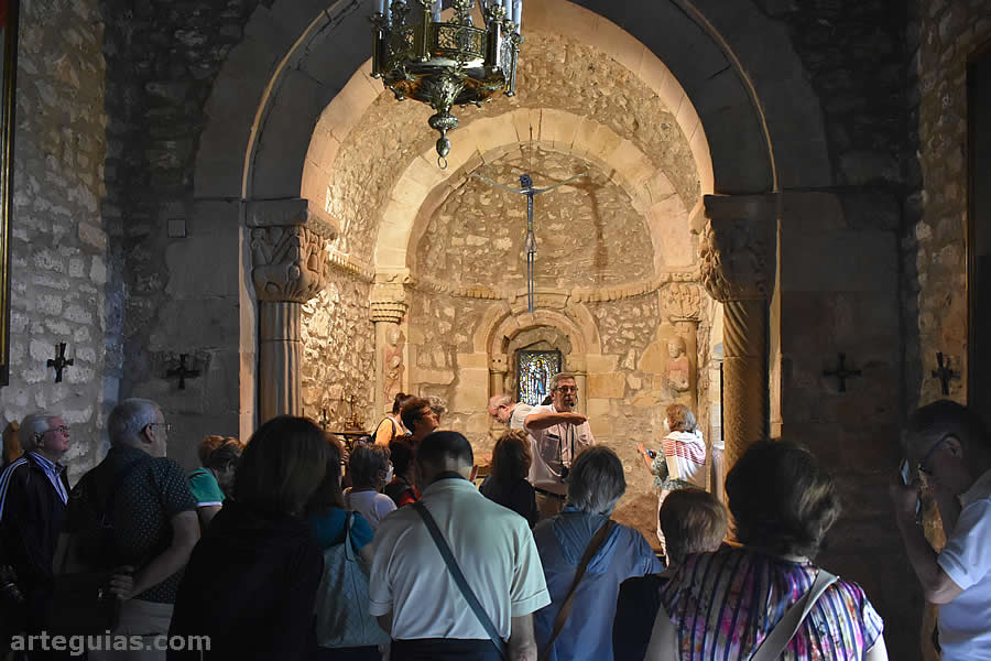 Explicaciones en la ermita rom&aacute;nica de Escalante