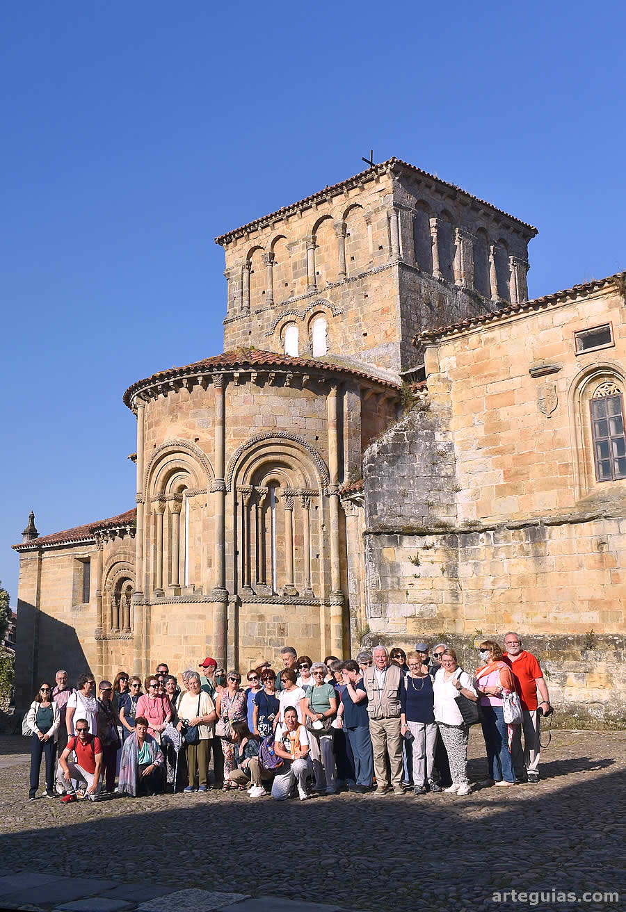 El grupo posando para la foto delante de la cabecera de la iglesia de la colegiata de Santillana del Mar
