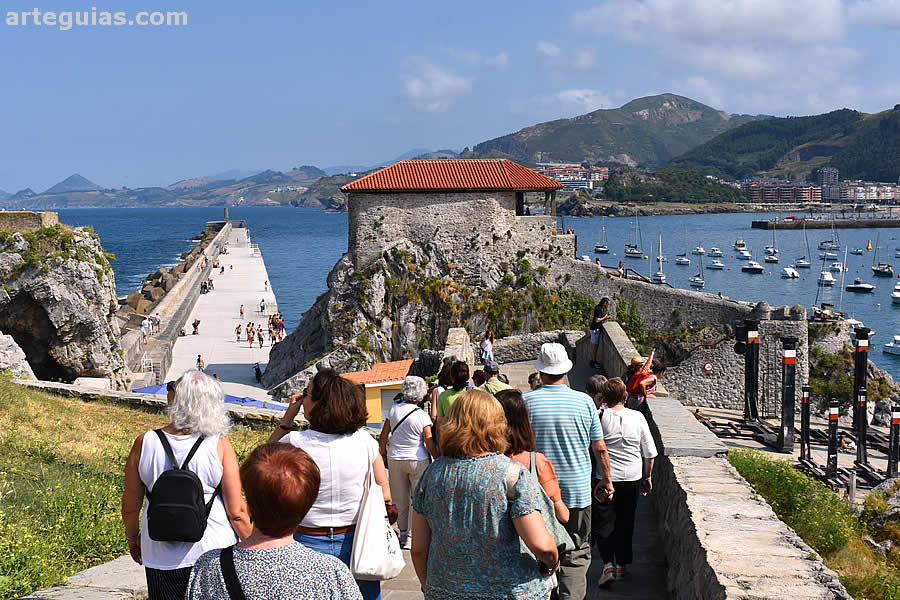 El cogollo monumental de Castro Urdiales est&aacute; junto al puerto mar&iacute;timo
