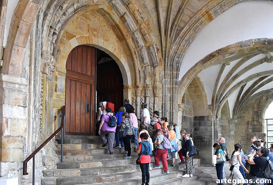 El grupop entrando en la iglesia de Santa Mar&iacute;a