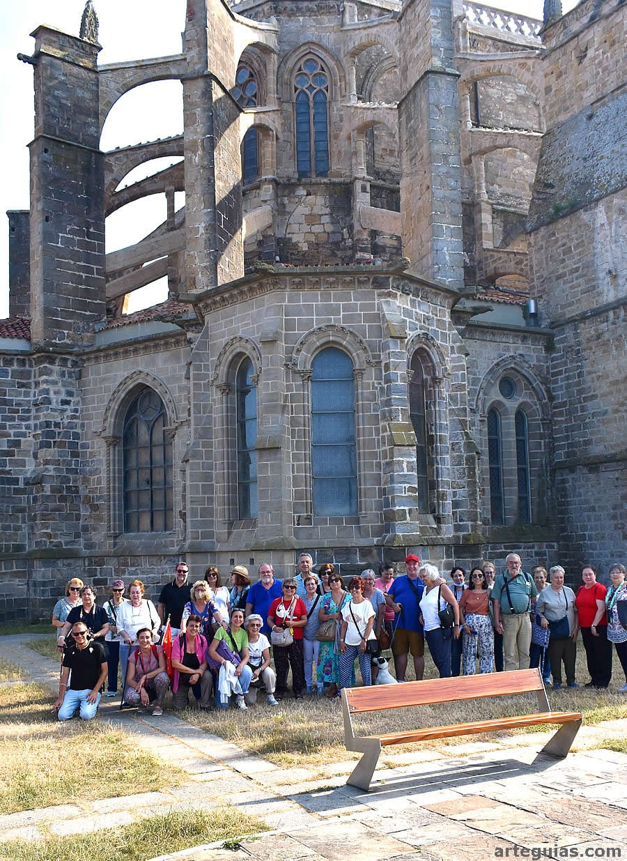FOto de familia junto a la cabecera de la iglesia de La Asunci&oacute;n de Castro Urdiales