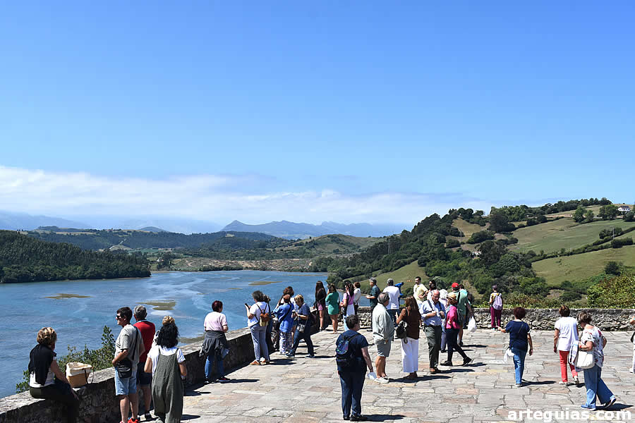 Desde el espol&oacute;n del casco antiguo de San Vicente se otean preciosas vistan de la marisma