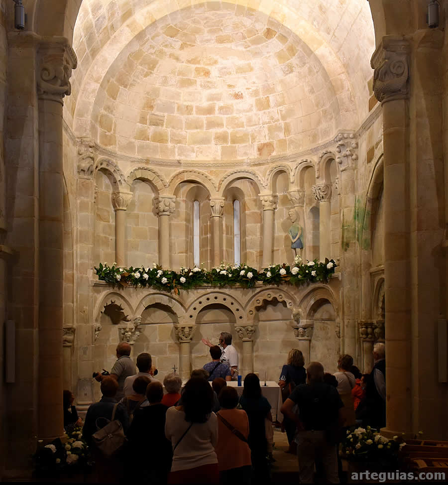 En la cabecera de la iglesia rom&aacute;nica de Santa Mar&iacute;a de Bareyo