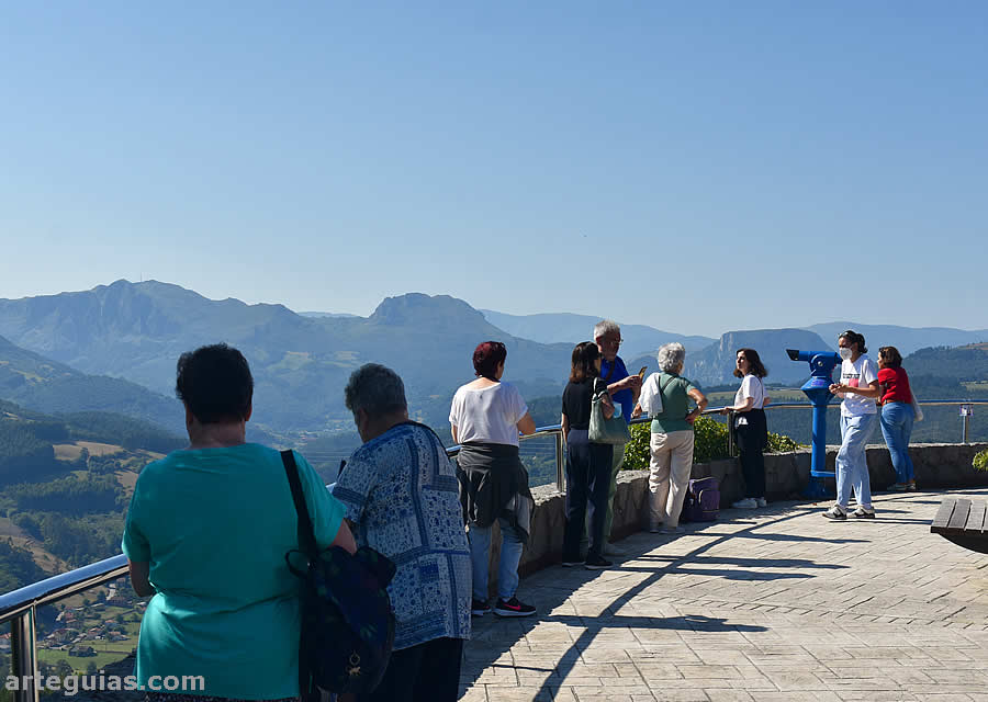 Mirador del Santuario de la Bien Aparecida con vistas al valle del r&iacute;o As&oacute;n