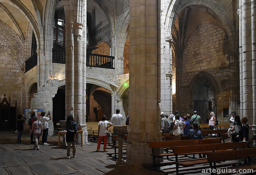 Interior g&oacute;tico de la iglesia de San Vicente de la Barquera