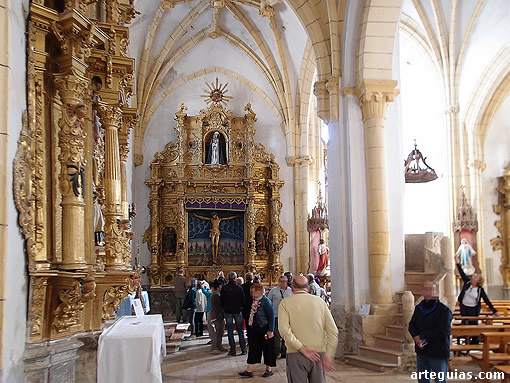 En el interior de la iglesia de Villegas