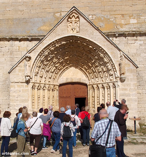 Ante la portada gótica de la parroquia de San Millán de Los Balbases