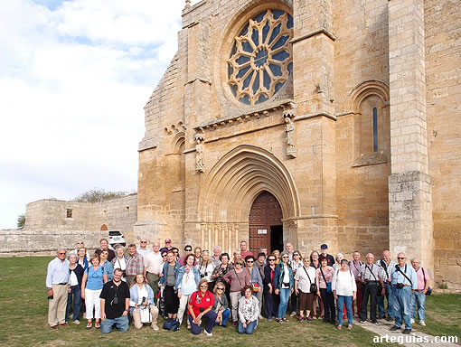 Foto de grupo en la fachada de la Colegiata de Castrojeriz