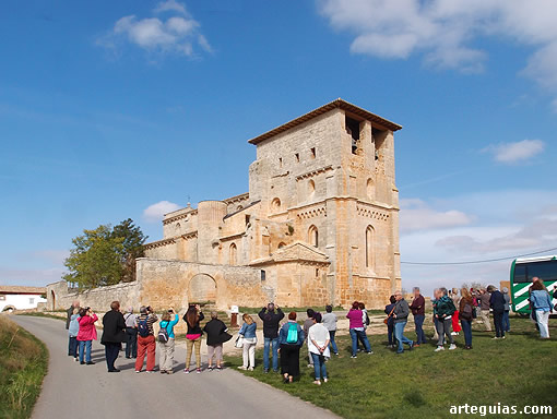 Llegada a la iglesia monumental del despoblado de Villamorón