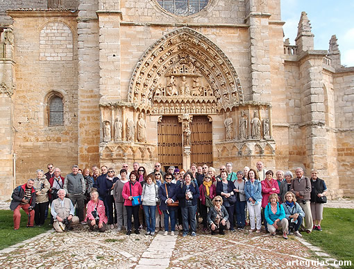 Domingo por la mañana: el grupo de viajeros posando delante de la puerta principal de la iglesia de Sasamón (siglo XIII)