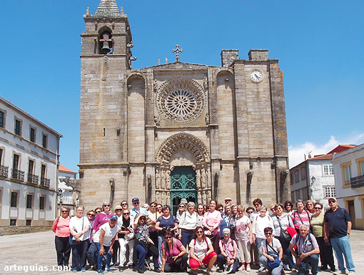 Imagen del grupo en Noia, delante de la iglesia de San Martín