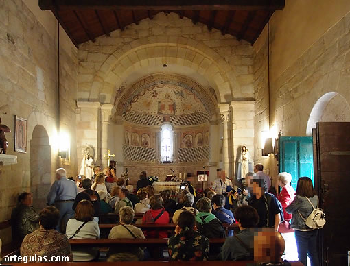El domingo por la mañana lo iniciamos en la iglesia de Santa María de Melide