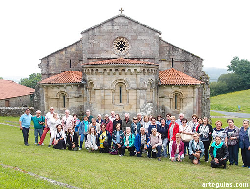 Otra foto de grupo ante la preciosa cabecera de la iglesia de Mezonzo