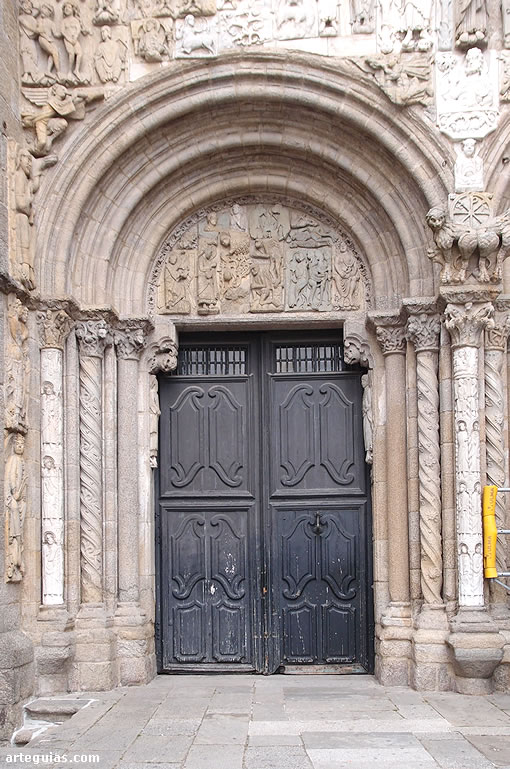 Una de las puertas de la fachada de las Platerías