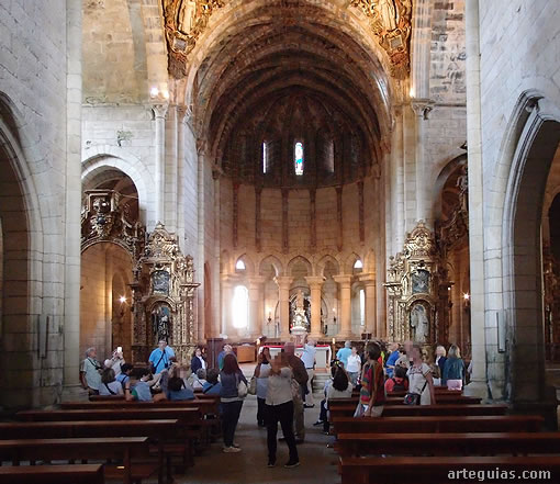 En el interior de la iglesia románica del Monasterio de Santa María la Real de Oseira , fundación del Císter
