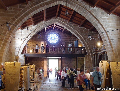 Interior de la iglesia museo de Santa María de Noia