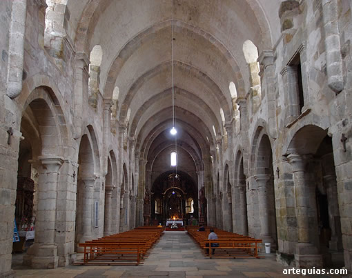 La mañana del domingo la dedicamos a variios ligares menos conocidos. En la imagen, el monasterio de Meira