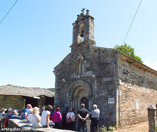 Ante la iglesia románica de la aldea de Berselos