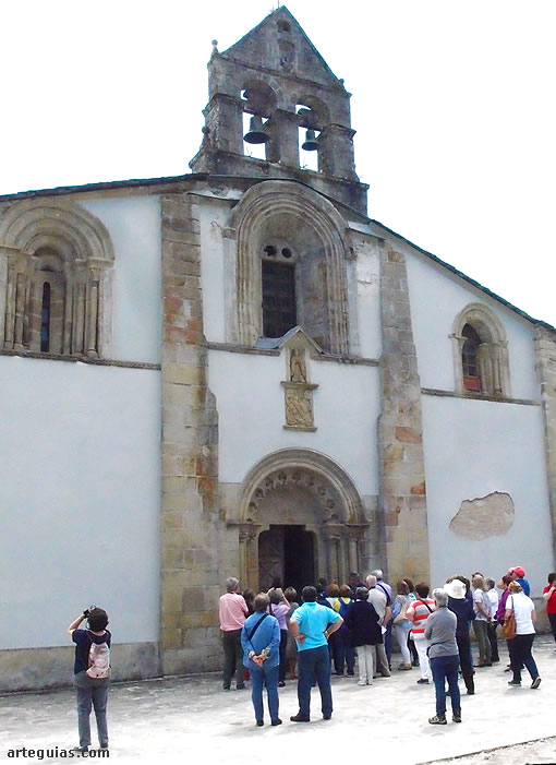 Explicaciones en el Monasterio de Santa María de Penamaior