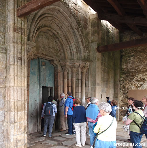 Entrada en la iglesia del monasterio de Ferreira de Pallares