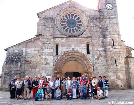Posando ante la iglesia abacial de Meira
